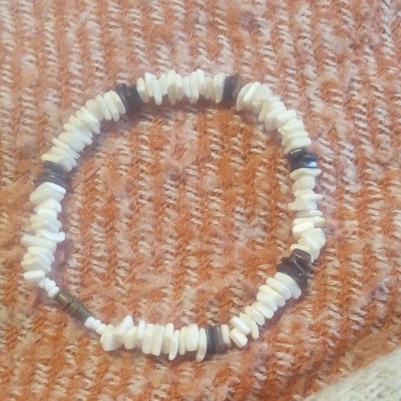 Shell Bracelet - Picture 2 of 3